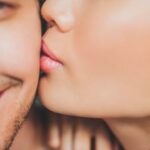 تفسير حلم التقبيل للعزباء في المنام